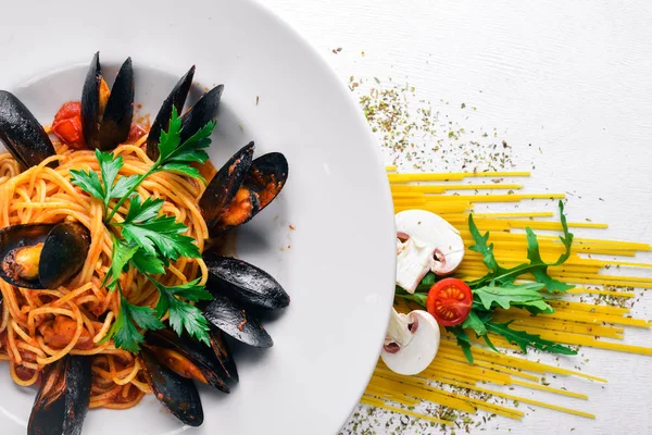 Makarna midye ve deniz ürünleri ile. 