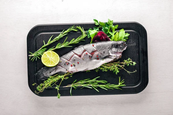 Balık alabalık aromatik otlar ile 