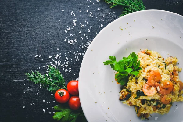 Karidesli risotto. Ahşap bir arka plan üzerinde. Üstten Görünüm. Metniniz için boş alan.