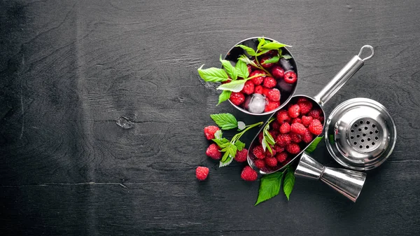 Ahşap arka plan üzerinde buz ile taze ahududu kokteyl. Üstten Görünüm. Boş alan.