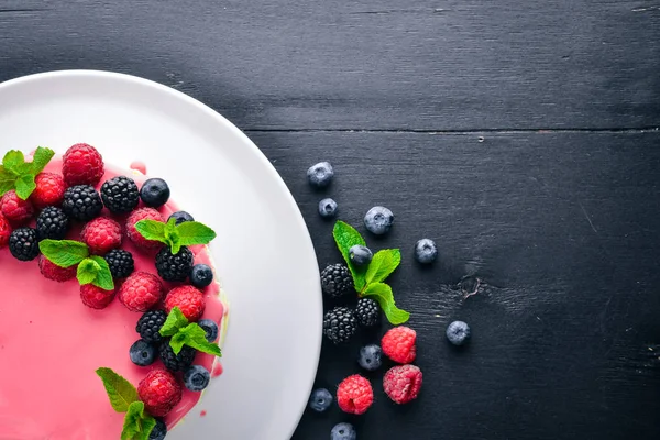 Tereyağı ve taze meyveler ve meyve ile pasta. Tatlı. Ahşap bir arka plan üzerinde. Üstten Görünüm. Metniniz için boş alan.