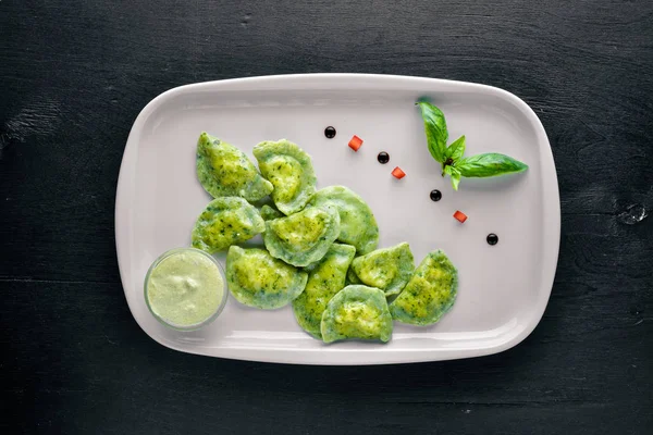 Köfte otlar ile. Ukrayna stili. Ahşap bir arka plan üzerinde. En iyi bir daha gözden geçirme. Boş alan.