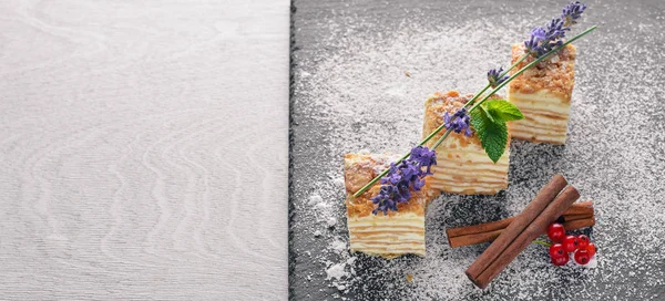 Taze çilek ile katmanlı pasta. Ahşap bir arka plan üzerinde. En iyi bir daha gözden geçirme. Boş alan.