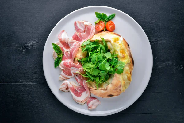 Et ve sebze salatası. İtalyan mutfağı. Ahşap bir arka plan üzerinde. Üstten Görünüm. Metniniz için boş alan.