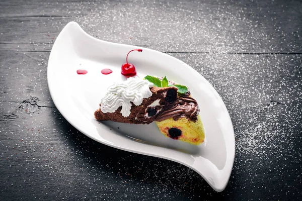 Çikolata kremalı krem sünger. Ahşap bir arka plan üzerinde. Üstten Görünüm. Metin için boş alan.