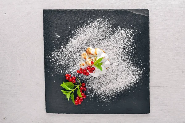 Taze çilek ile krem Lor Tatlısı. Ahşap bir arka plan üzerinde. En iyi bir daha gözden geçirme. Boş alan.