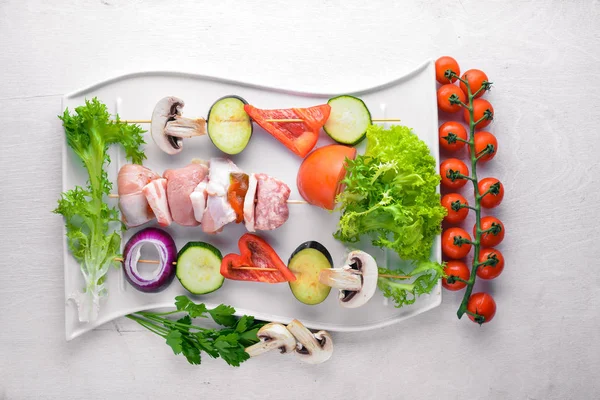 Ham şiş kebap ve taze sebze. Ahşap bir arka plan üzerinde. Üstten Görünüm. FreeSpace metin için.