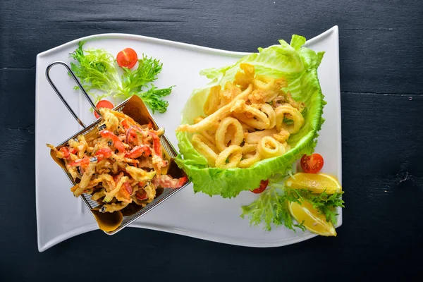 Deniz ürünleri ızgara. İtalyan mutfağı. Ahşap bir arka plan üzerinde. Üstten Görünüm. Metniniz için boş alan.