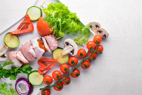 Ham şiş kebap ve taze sebze. Ahşap bir arka plan üzerinde. Üstten Görünüm. FreeSpace metin için.