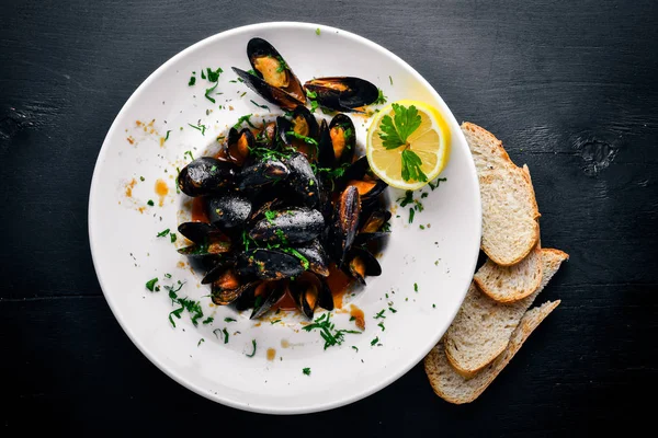 Midye sos haşlanmış. Ahşap bir arka plan üzerinde. Üstten Görünüm. Metniniz için boş alan.