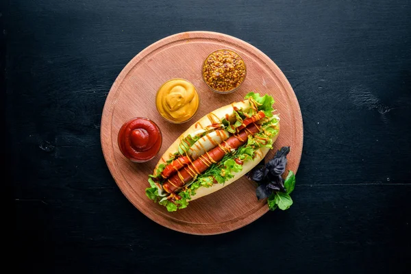 Sosisli otlar ve Baharatlar, hardal ve ketçap. Ahşap arka plan üzerinde. Üst alanı ile ilgilenen.