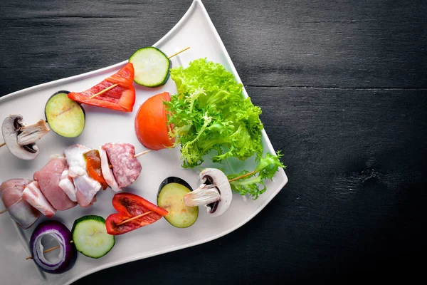 Ham şiş kebap ve taze sebze. Ahşap bir arka plan üzerinde. Üstten Görünüm. FreeSpace metin için.