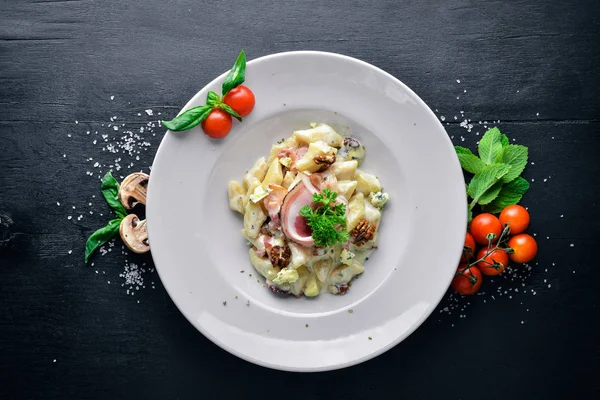 Potato dumplings with meat and vegetables. On a wooden background. Top view. Free space for text. — Stock Photo, Image