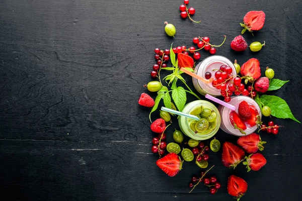 Meyve berry çizgili. Ahşap bir arka plan üzerinde. En iyi bir daha gözden geçirme. Boş alan.