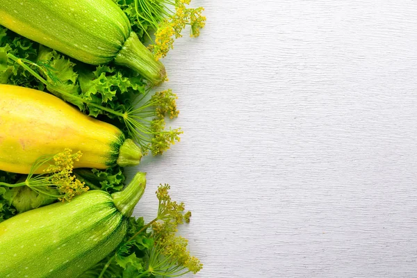 Squash ve otlar. Çiğ sebze üst görünümü. Metniniz için boş alan.