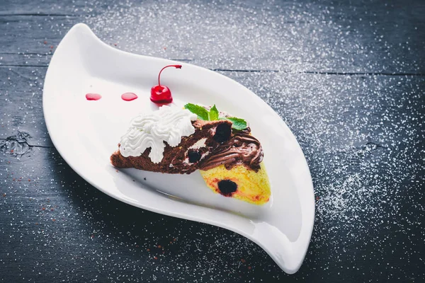 Chocolate creamy cream sponge. On a wooden background. Top view. Free space for text. — Stock Photo, Image