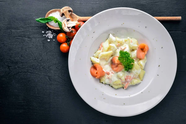 Patates köfte somon ve sebzeler ile. Ahşap bir arka plan üzerinde. Üstten Görünüm. Metin için boş alan.