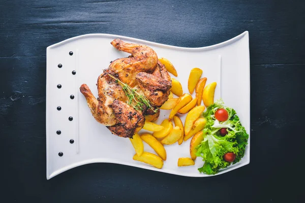 Tavuk ızgara, taze sebze ve patates. Ahşap bir arka plan üzerinde. Üstten Görünüm. Metniniz için boş alan.