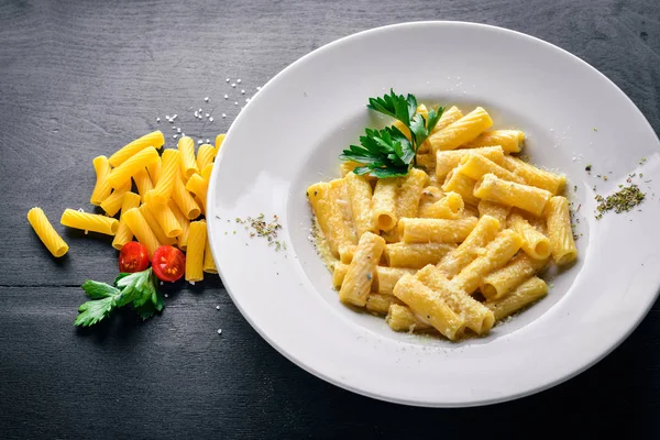 Pasta krema sos ve parmesan peyniri ile. Geleneksel İtalyan yemekleri. Ahşap bir arka plan üzerinde. Üstten Görünüm. Metniniz için boş alan.