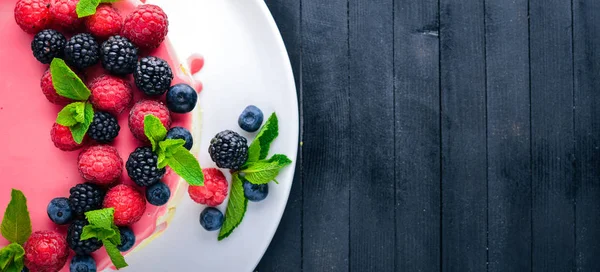 Tereyağı ve taze meyveler ve meyve ile pasta. Tatlı. Ahşap bir arka plan üzerinde. Üstten Görünüm. Metniniz için boş alan.