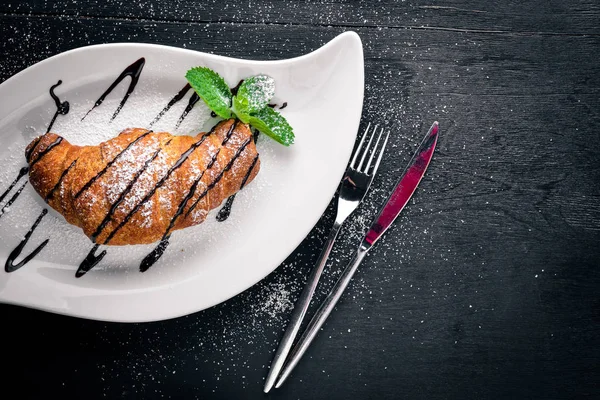 Kruvasan. Ahşap bir arka plan üzerinde. Üstten Görünüm. Metniniz için boş alan.