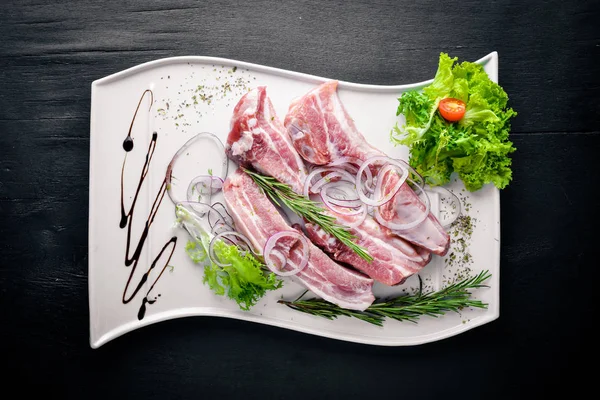 Ağız kaburga. Taze et. Ahşap bir arka plan üzerinde. Üstten Görünüm. Metniniz için boş alan.