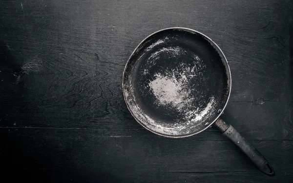 Eski pan. Ahşap arka plan üzerinde. Üstten Görünüm.