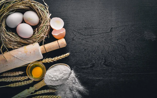 Pişirme için hazırlık. Bir oklava ile yumurta. Taş masanın üstünde. Metin için özgür yer. Üstten Görünüm.