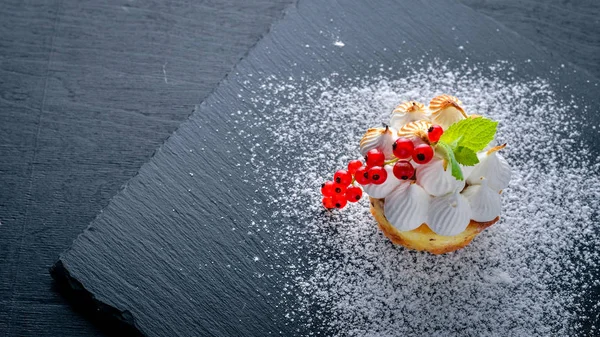 Taze çilek ile krem Lor Tatlısı. Ahşap bir arka plan üzerinde. En iyi bir daha gözden geçirme. Boş alan.