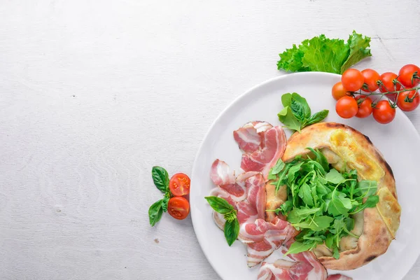 Et ve sebze salatası. İtalyan mutfağı. Ahşap bir arka plan üzerinde. Üstten Görünüm. Metniniz için boş alan.