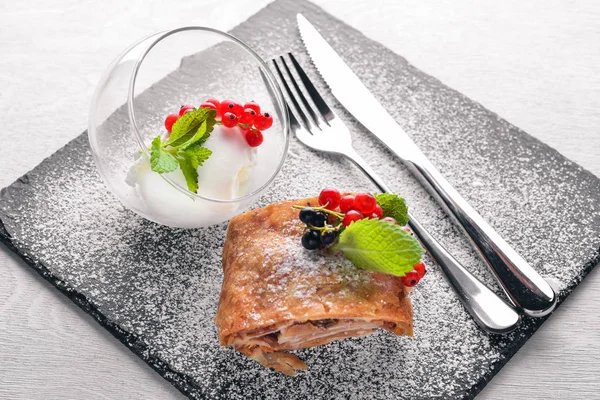Strudel taze meyveleri ve dondurma ile. Ahşap bir arka plan üzerinde. En iyi bir daha gözden geçirme. Boş alan.