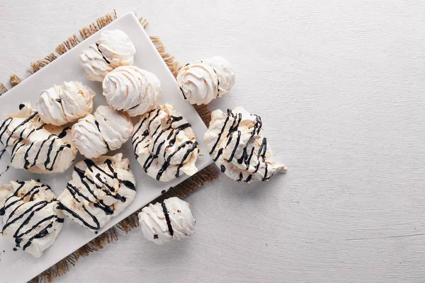 Bizet tatlı. Ahşap bir arka plan üzerinde. Üstten Görünüm. Metin için boş alan.