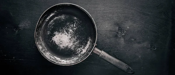 Eski pan. Ahşap arka plan üzerinde. Üstten Görünüm.