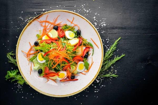 Sebze salatası tavuk yumurtası ile. Ahşap bir arka plan üzerinde. Üstten Görünüm. Metniniz için boş alan.