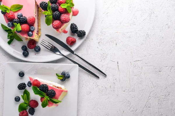 Tereyağı ve taze meyveler ve meyve ile pasta. Tatlı. Ahşap bir arka plan üzerinde. Üstten Görünüm. Metniniz için boş alan.