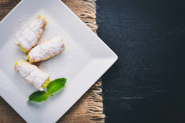 Kremalı pasta. Ahşap bir arka plan üzerinde. Üstten Görünüm. Metniniz için boş alan.