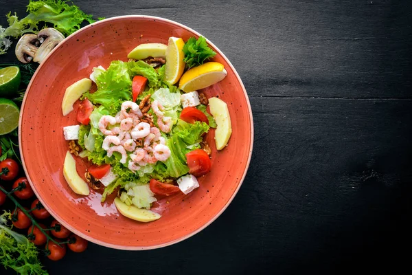 Ensalada de camarones y verduras frescas. Sobre un fondo de madera. Vista superior. Espacio libre para texto — Foto de Stock