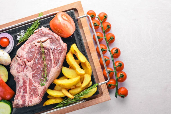 Sebze ve sos çiğ biftek. Ahşap bir arka plan üzerinde. Üstten Görünüm. Metniniz için boş alan.