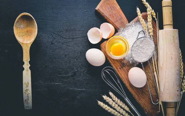 Pişirme için hazırlık. Bir oklava ile yumurta. Taş masanın üstünde. Metin için özgür yer. Üstten Görünüm.