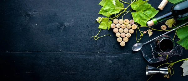 Üzüm cinayet sebebi. Bir şişe, bir bardak şarap ve üzüm yaprakları. Üstten Görünüm. Boş alan.