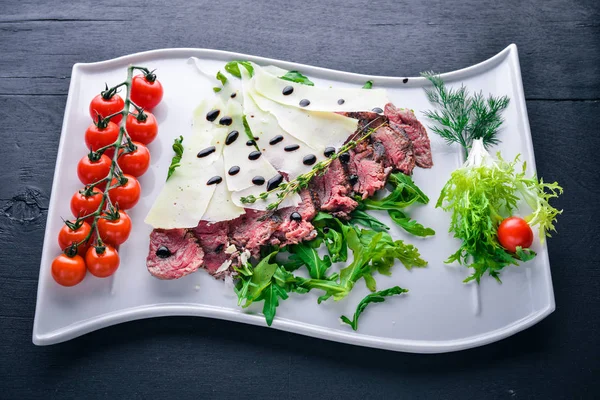 Parmesan peyniri ile pişmiş Dana. Ahşap bir arka plan üzerinde. Üstten Görünüm. Metniniz için boş alan.