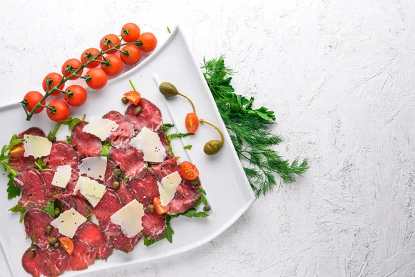 Et ve sebze ile carpaccio. İtalyan mutfağı. Ahşap bir arka plan üzerinde. Üstten Görünüm. Metniniz için boş alan.