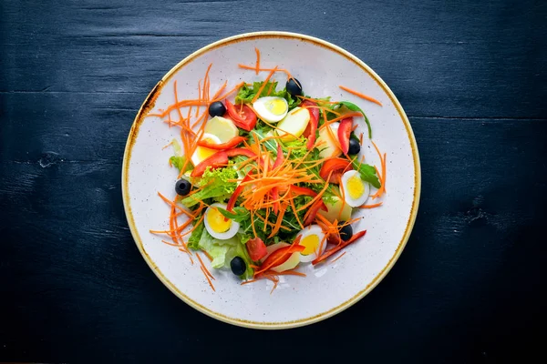 Sebze salatası tavuk yumurtası ile. Ahşap bir arka plan üzerinde. Üstten Görünüm. Metniniz için boş alan.
