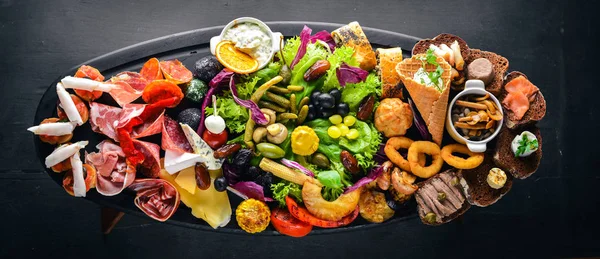 İtalyan mutfağı büyük bir set. Peynir, sosis, et ve ahşap tahta üzerinde Turşu sebze. Üstten Görünüm. Boş alan.