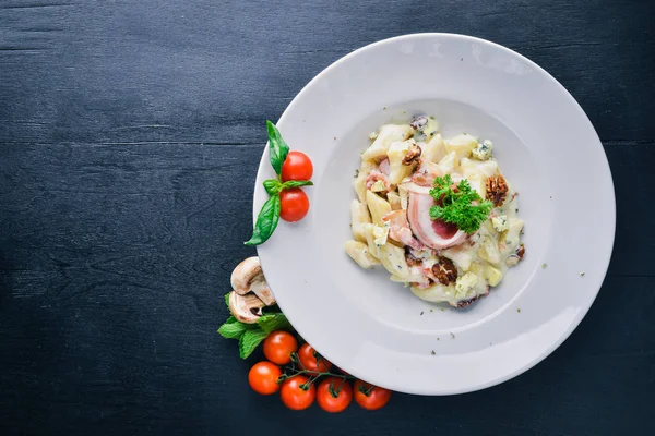 Patates köfte et ve sebze ile. Ahşap bir arka plan üzerinde. Üstten Görünüm. Metin için boş alan.