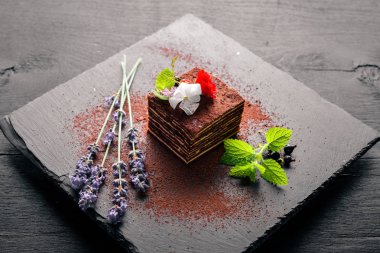 Taze dutlu çikolatalı pasta.