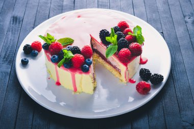 Tereyağı ve taze çilek ile pasta