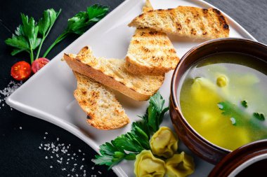 Suyu mantı ve otlar.