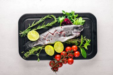 Balık alabalık aromatik otlar ile 