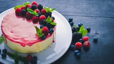 Tereyağı ve taze çilek ile pasta